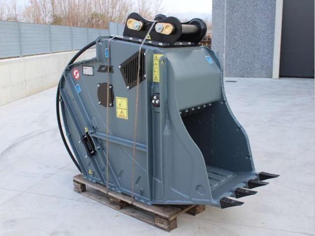 Screening bucket with blades CDS 