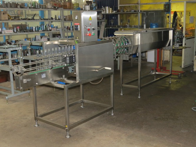 The machine for rinsing and steaming containers N1-KOB