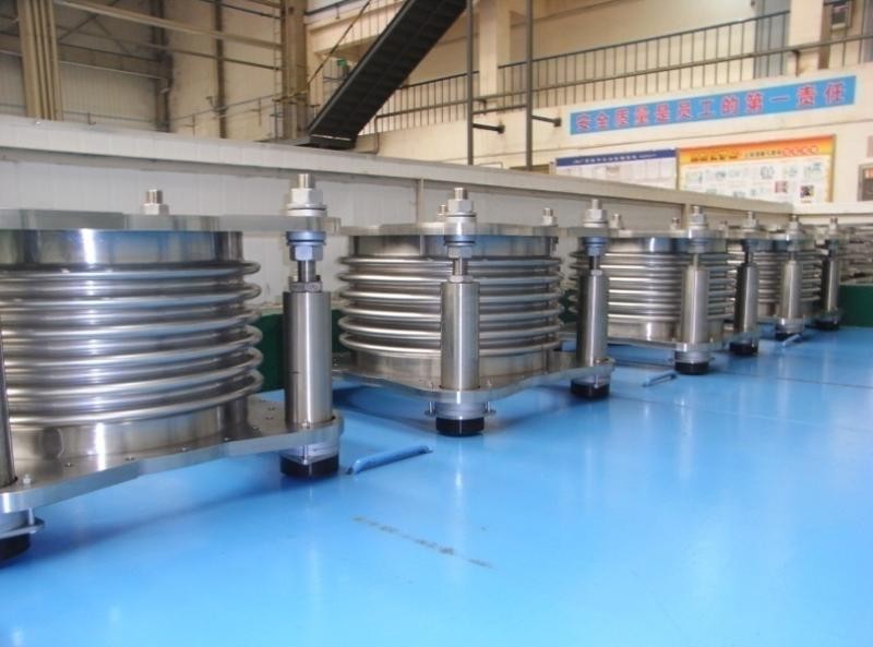 Universal expansion joint