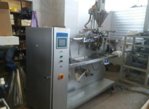 Filling machine for packing difficult-to-flow and dusty products