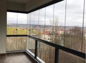 Balcony glazing system