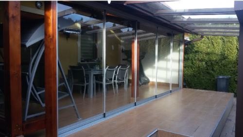 VERTICAL GLAZING SYSTEM