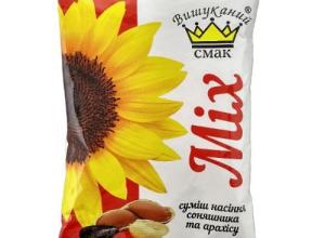 Mix of sunflower seeds and peanuts