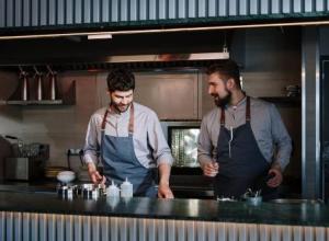 Cream siphon usage in the food industry