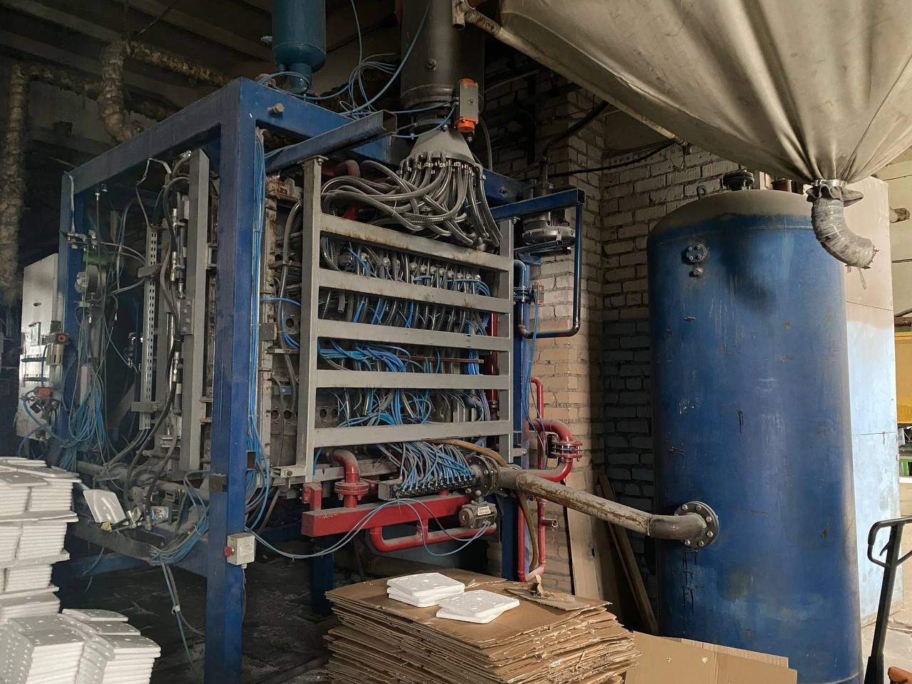  Forming machine for the production of polystyrene foam corners for doors