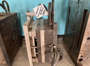  Mold for injection molding of cap-dropper D28