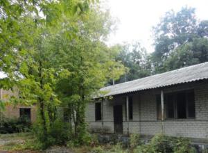 Selling. Tourist base 1775 sq. 8 hectares. Novomoskovsk district. the village of Ivano-Mikhailo