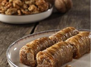 brown roll baklava