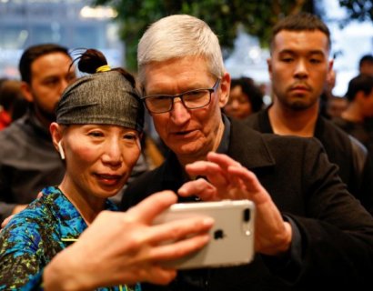 Apple hits $1 trillion stock market valuation
